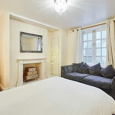 Host & - The Den * Whitby