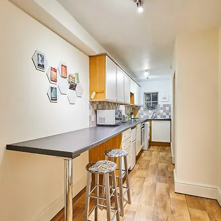 Host & - The Den Apartment