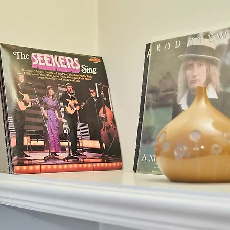 アパート Host & - The Den