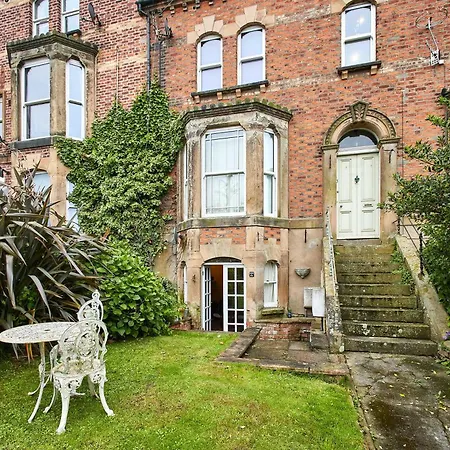 Host & - The Den * Whitby